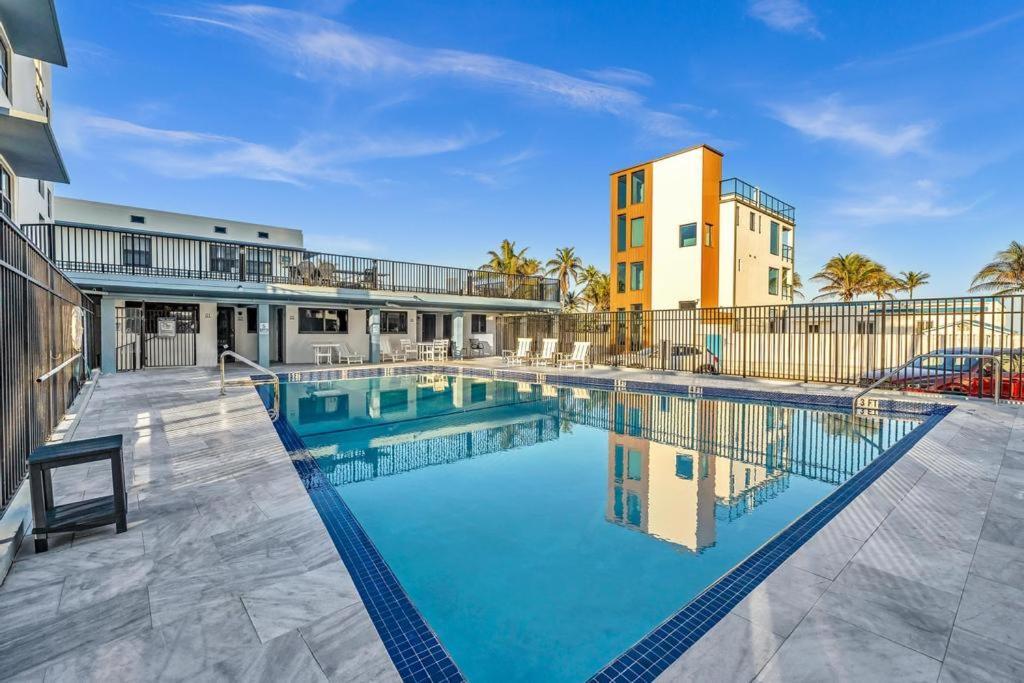 Beachfront & Pool Near Marriott Hollywood Beach Bagian luar foto